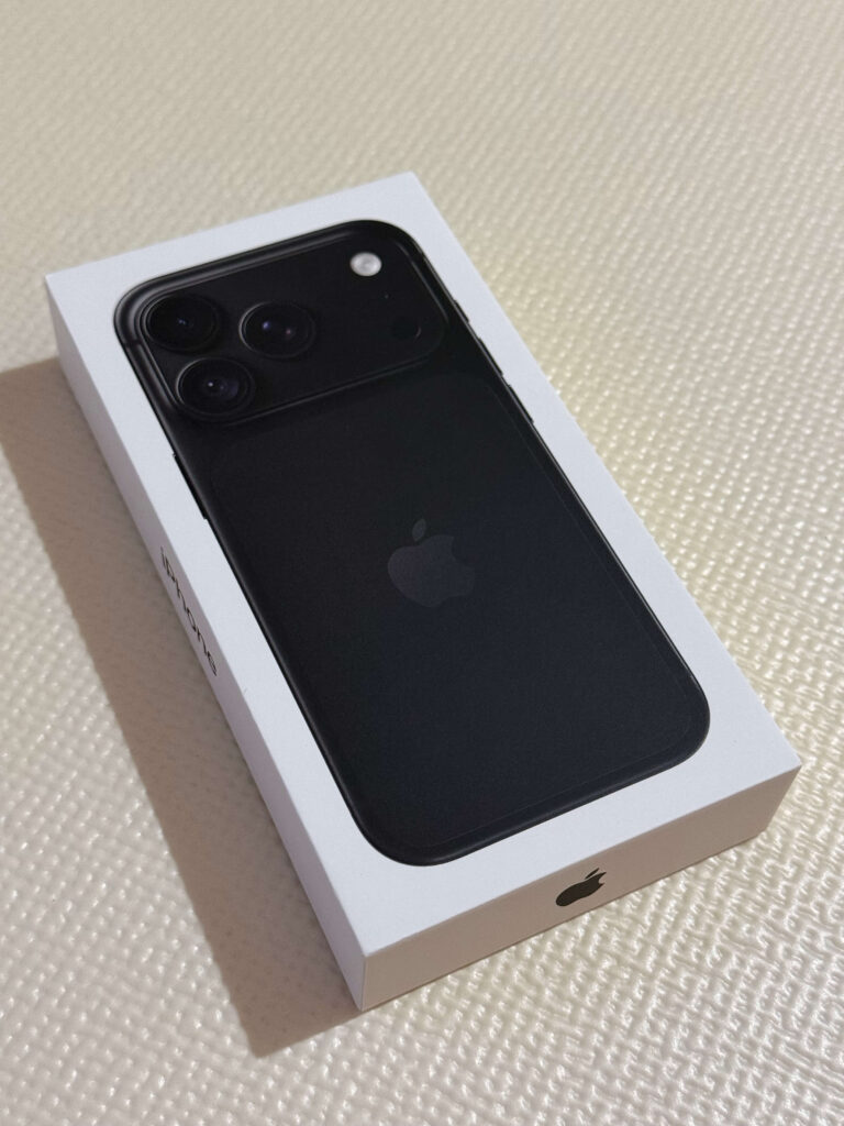 아이폰 18프로 블랙 256GB 의 실물 디자인과 색상_1