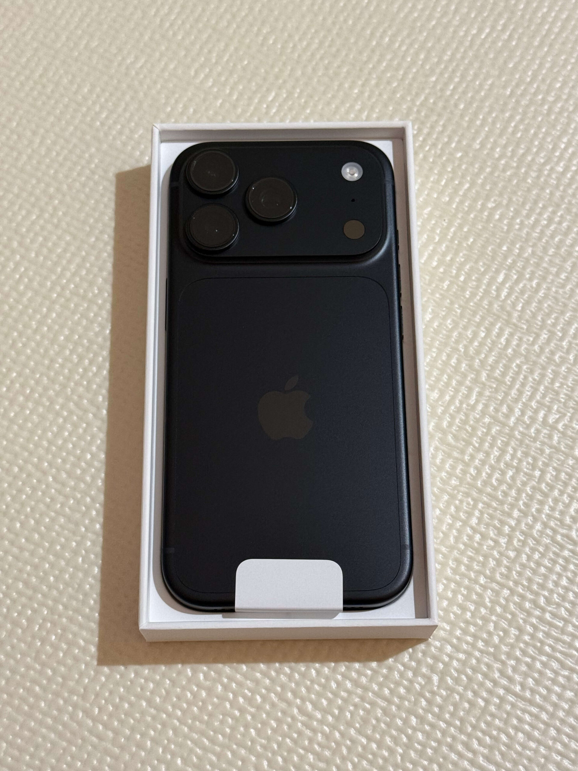 아이폰 18프로 블랙 256GB 의 실물 디자인과 색상_3